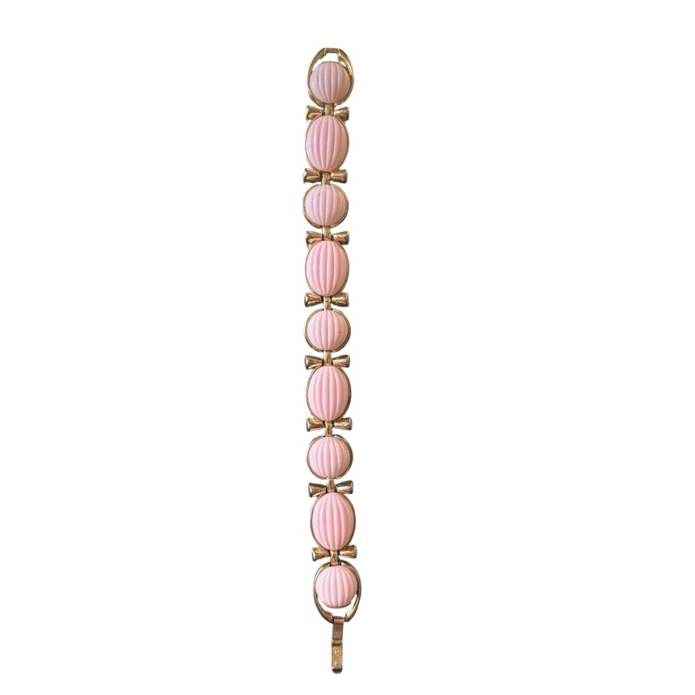 Vintage Crown Trifari Light Pink Ribbed Cabochon Bracelet, clasp closure - Picture 3 of 5